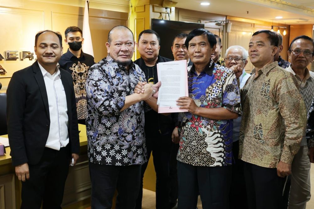 Ketua DPD RI AA LaNyalla Mahmud Mattalitti bersama para purnawirawan TNI