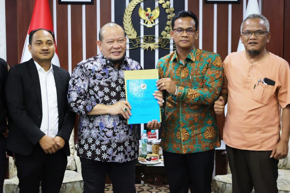 Ketua DPD RI AA LaNyalla Mahmud Mattalitti bersama jajaran pengurus TKBM