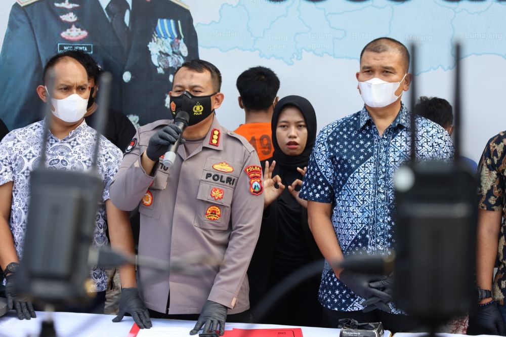 Ditreskrimum Polda Jatim amankan tersangka beserta barang buktinya