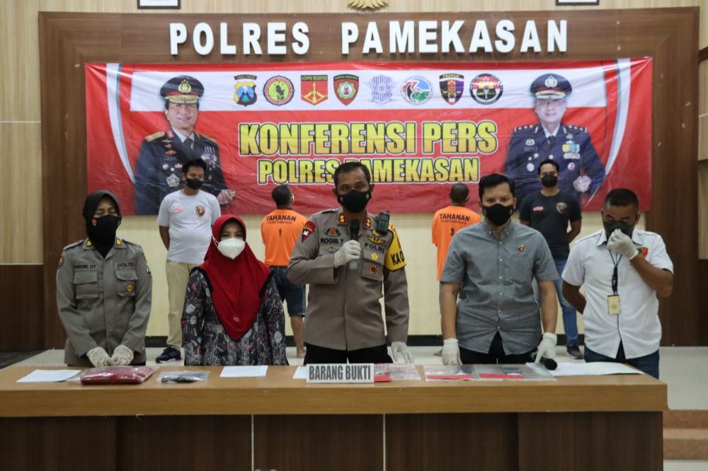 Tersangka diamankan Polres Pamekasan beserta barang buktinya