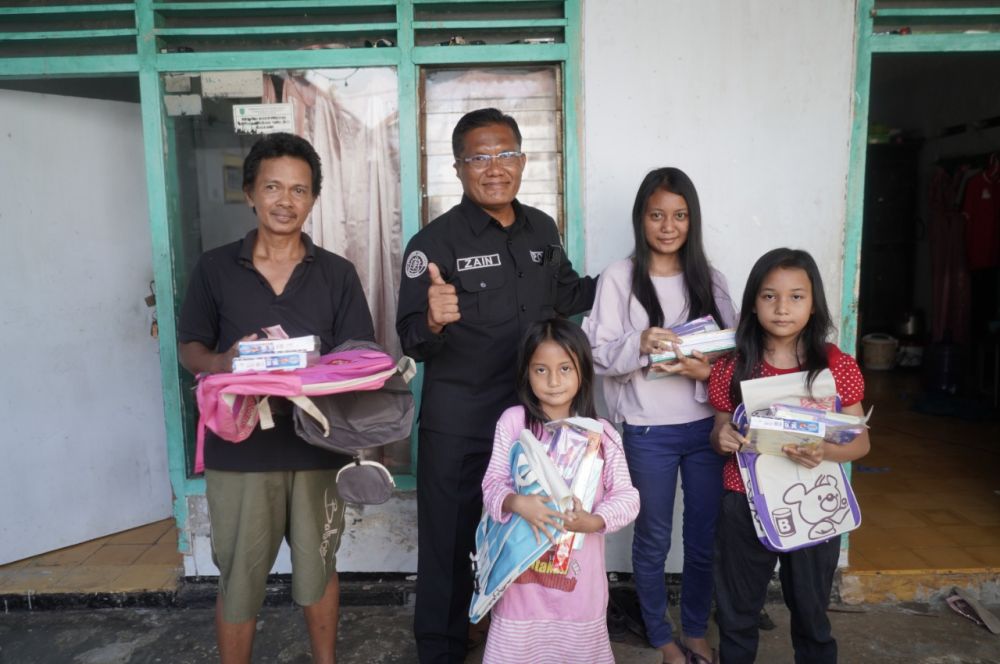 Polisi Bersama Media Peduli Beri Bantuan Anak Sang Pengayuh Becak