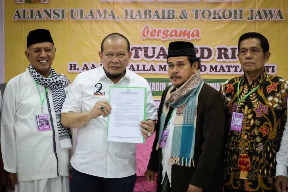 Ketua DPD RI AA LaNyalla Mahmud Mattalitti bersama aliansi ulama, habib dan tokoh Jatim