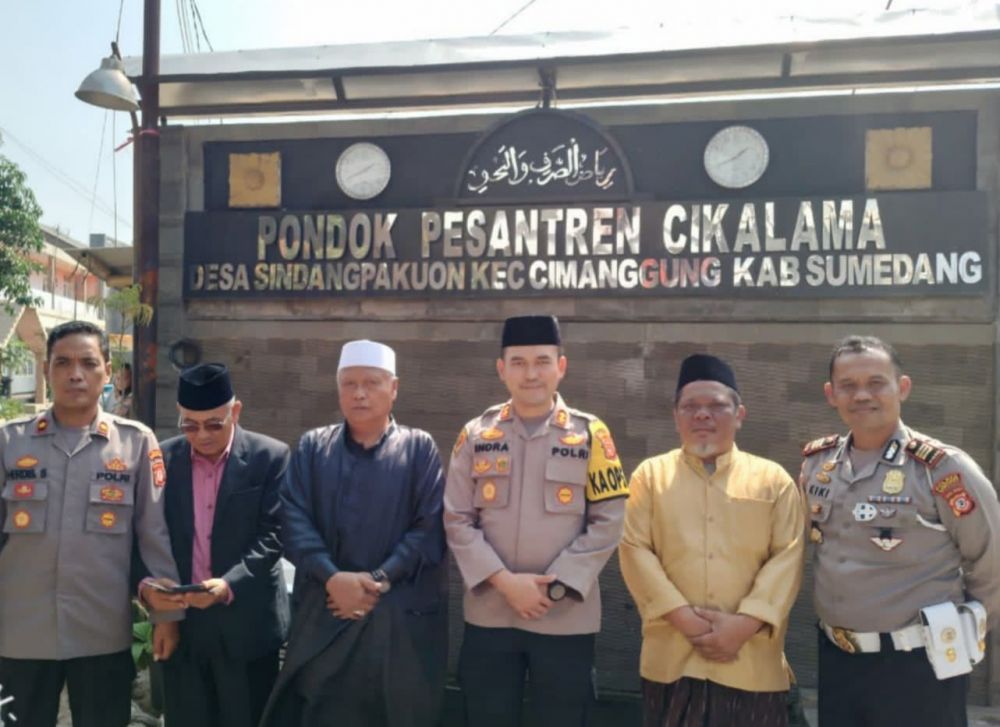 Foto bersama Kapolres saat bersilahturahmi di Ponpes Cikalama.