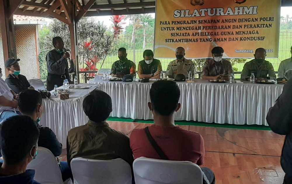 Baintelkam Polri dan Polres Sumedang Lakukan Silaturahmi Bersama Pengrajin Senapan Angin