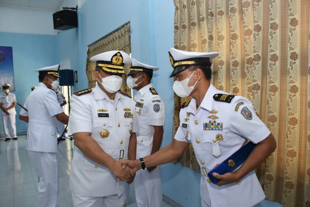 Wadan Kodikopsla Kolonel Laut (P) A.M. Susanto S.W saat memberikan ucapan selamat