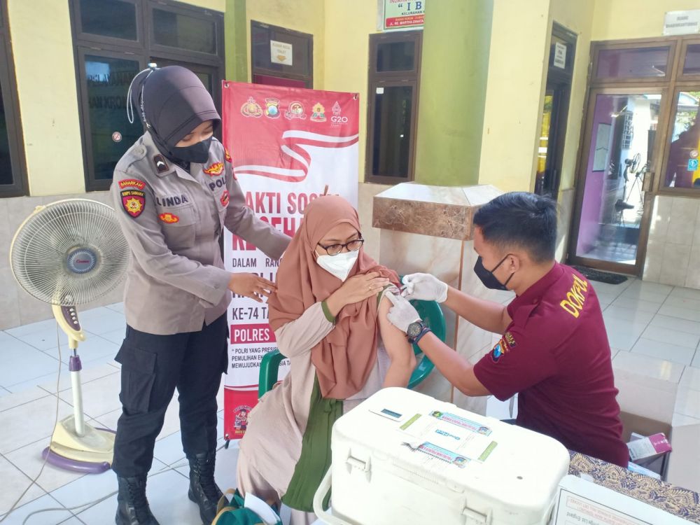 Dalam Rangka Hari Polwan ke-74, Srikandi Polres Gresik Gelar Vaksin dan Pengobatan Gratis