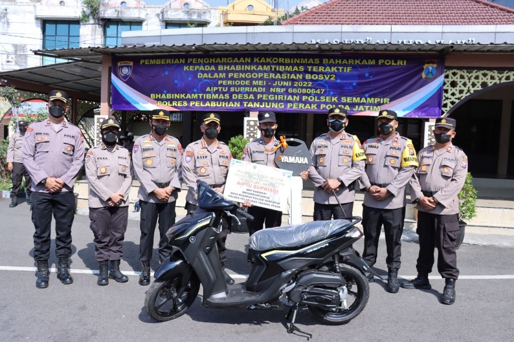 Anggota Bhabinkamtibmas Polres Pelabuhan Tanjung Perak Surabaya mendapat penghargaan dari Baharkam Polri
