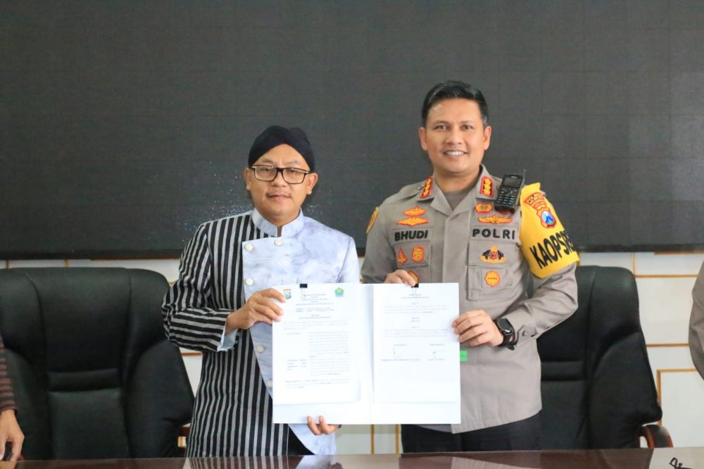 Kapolresta Malang Kota Kombespol Budi Hermanto bersama Walikota Malang Drs. Sutiaji