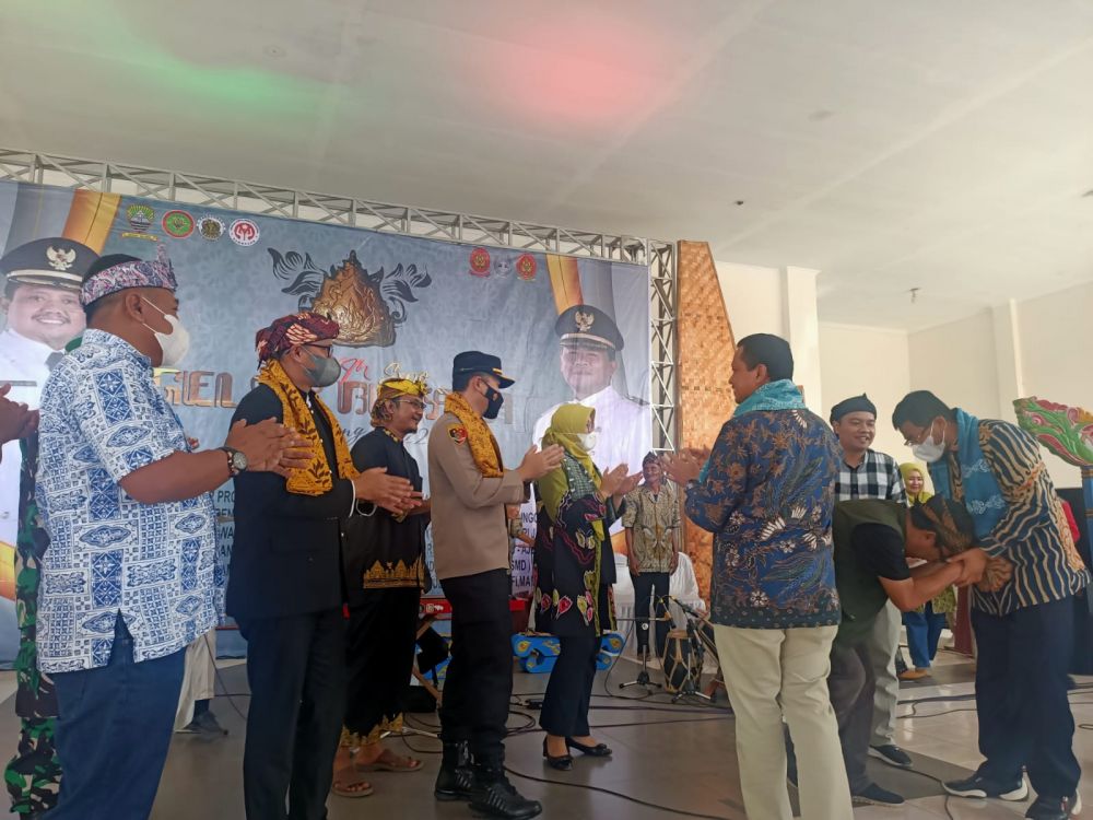 Kapolres saat menghadiri  pembukaan UMKM expo dan gelar seni budaya.