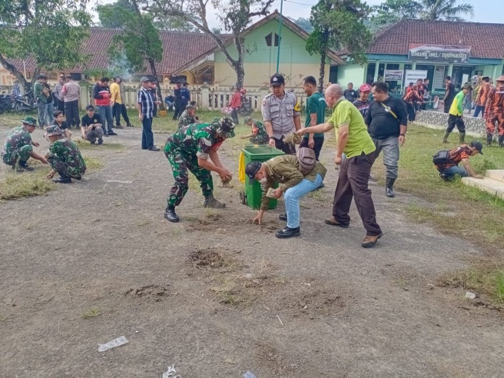 Tampak foto saat laksanakan gotong royong bersama-sama Forkopimcam, Masyarakat dan juga Ormas.