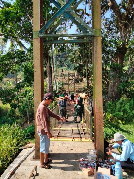Kerja bakti perbaikan jembatan gantung penghubung Dusun Warung jtati dan Dusun Gandasoli.