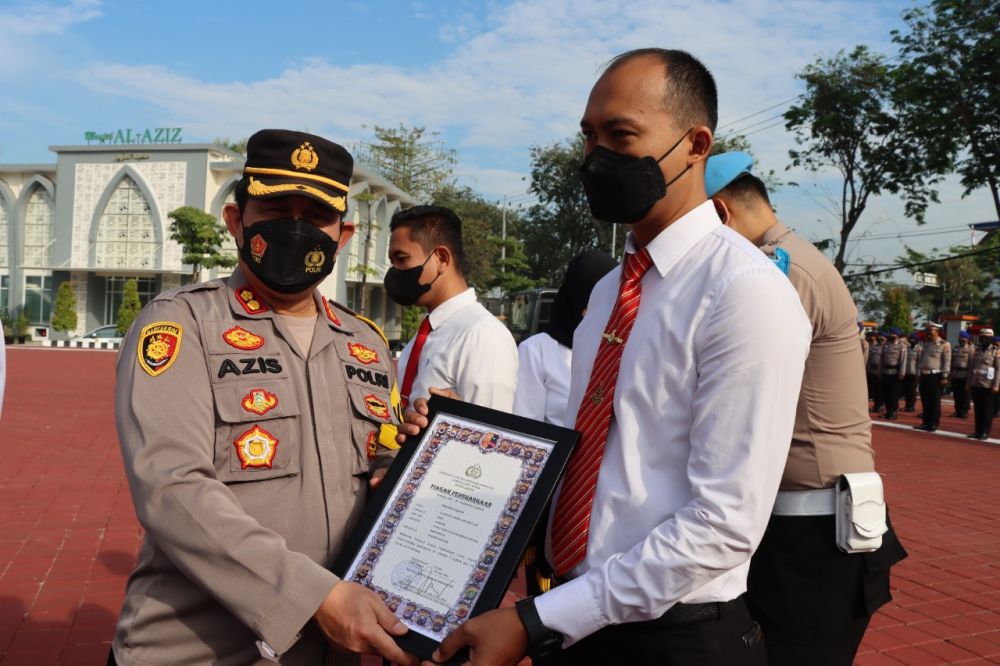 Kapolres Gresik AKBP Mochamad Nur Azis saat memberikan penghargaan ke anggotanya