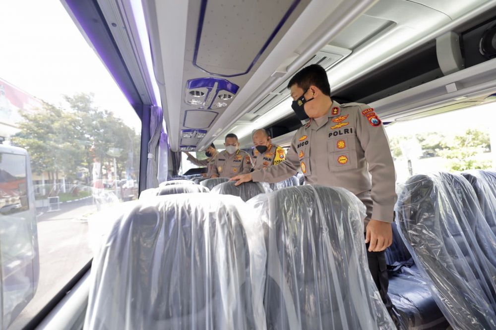Kapolda Jatim Irjen Pol Dr Nico Afinta saat cek bus hibah