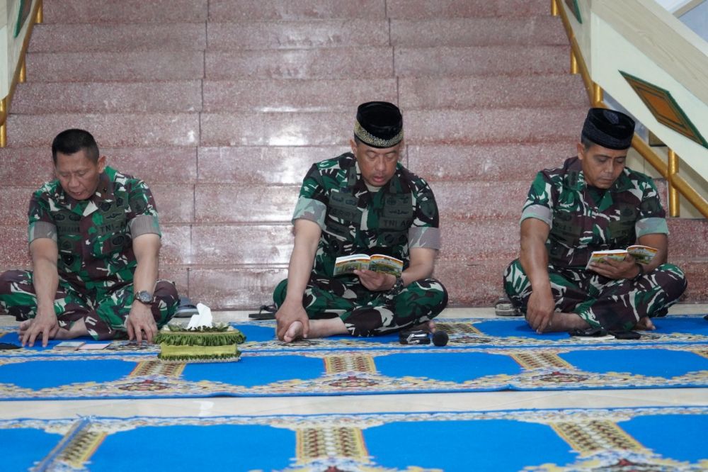 Danrem 084/BJ Brigjen TNI Widjanarko bersama Brigjen TNI Terry Tresna Purnama dan PJU