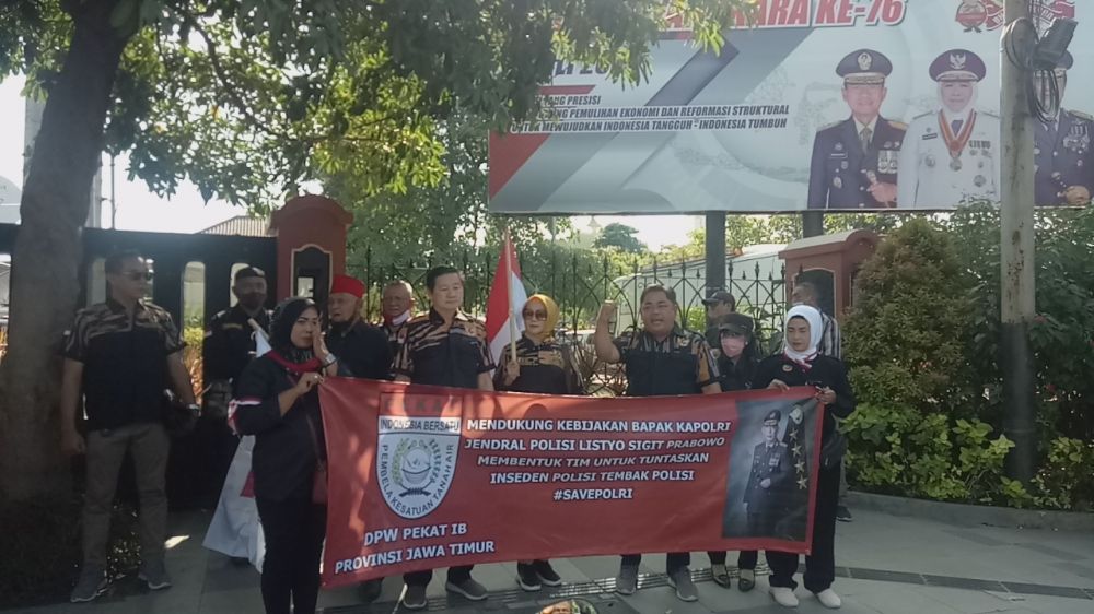 Saat aksi damai Ormas PEKAT IB berlangsung di depan Mapolda Jatim.