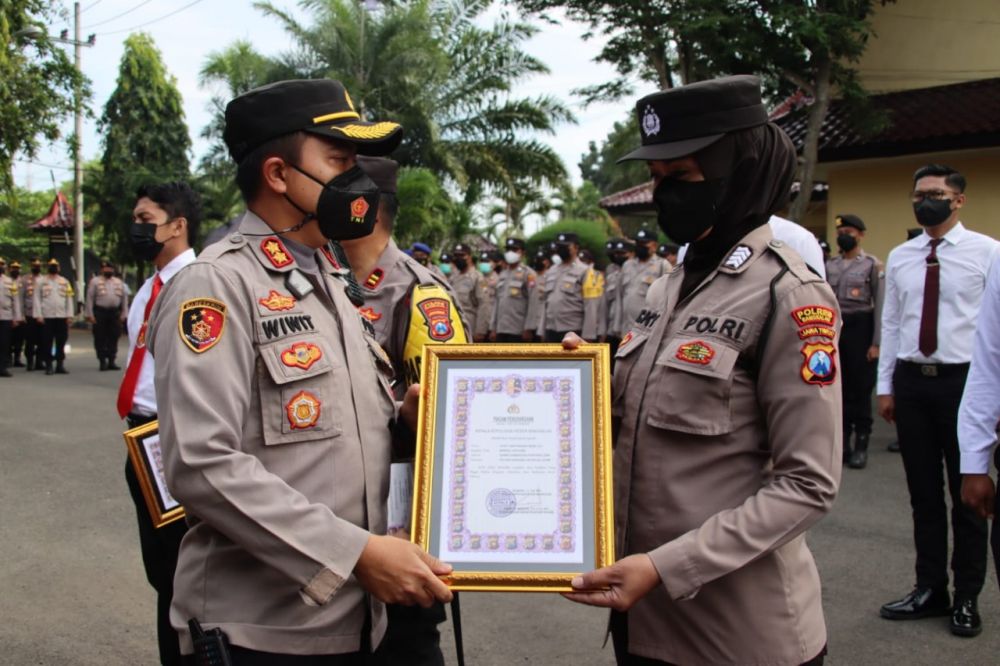 Kapolres Bangkalan AKBP Wiwit Ari Wibisono saat memberikan reward ke anggotanya