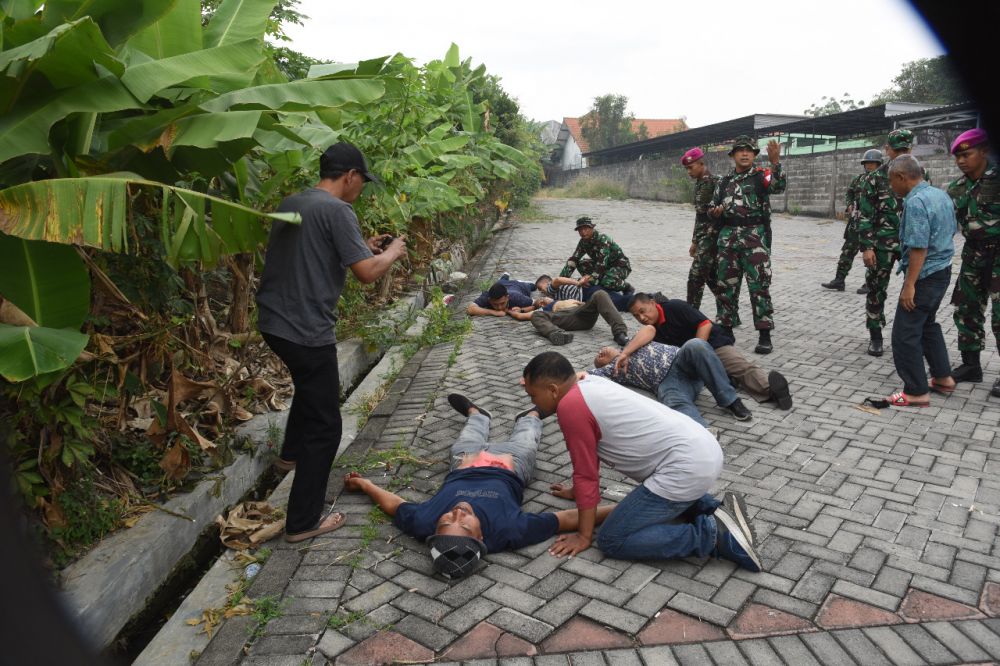 Satgasdukkes saat evakuasi medis korban ranjau