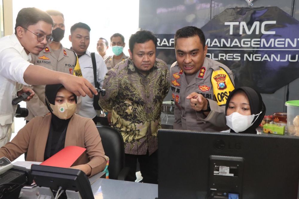 Kapolres Nganjuk AKBP Boy Jecson saat cek data keluhan masyarakat