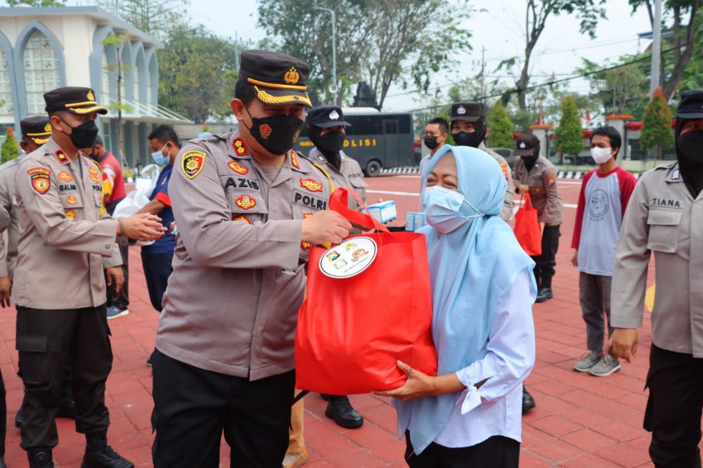 Kapolres Gresik AKBP Mochamad Nur Azis saat berbagi sembako