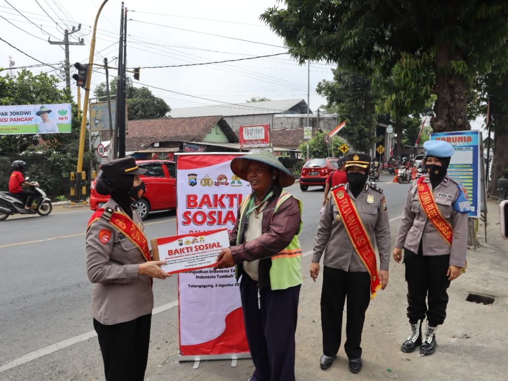 Polwan Polres Tulungagung saat berbagi sambut HUT Polwan ke-74