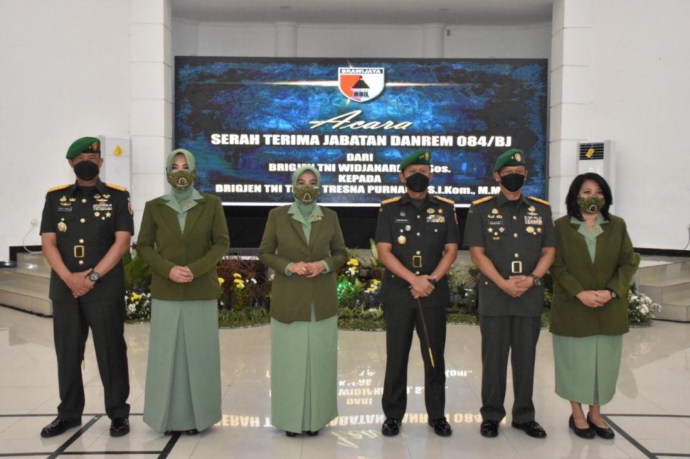 Serah terima jabatan Danrem 084/BJ Brigjen TNI Widjanarko kepada Brigjen TNI Terry Tresna Purnama di Makorem 084/BJ