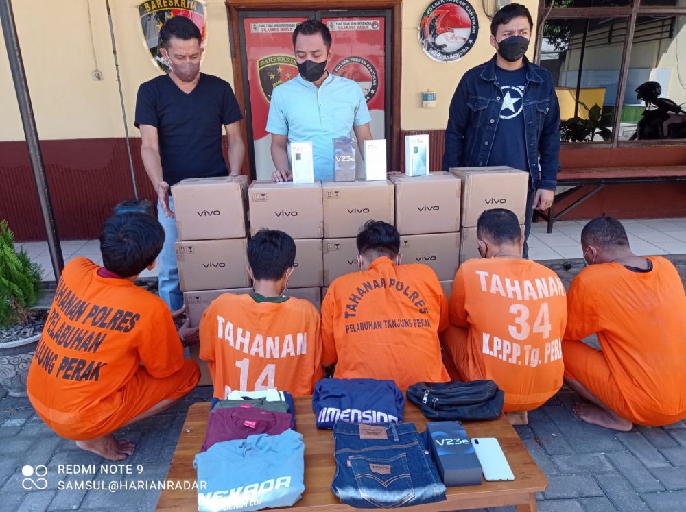 Tersangka diamankan Polres Pelabuhan Tanjung Perak Surabaya beserta barang buktinya 