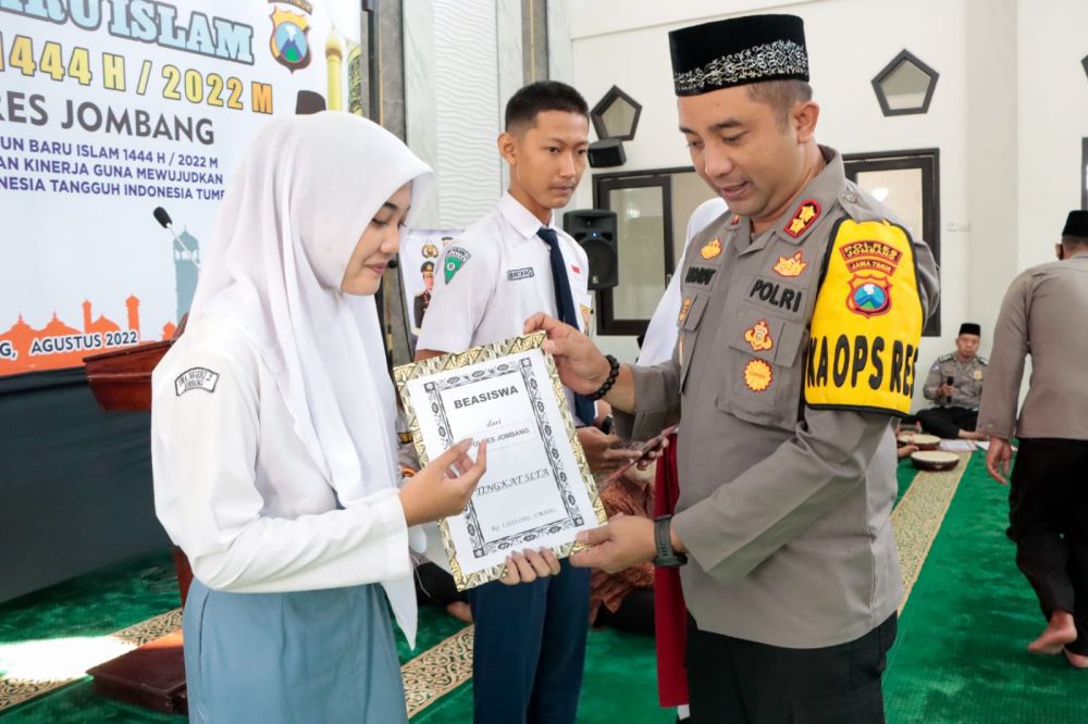 Kapolres Jombang AKBP Moh. Nurhidayat saat memberikan beasiswa