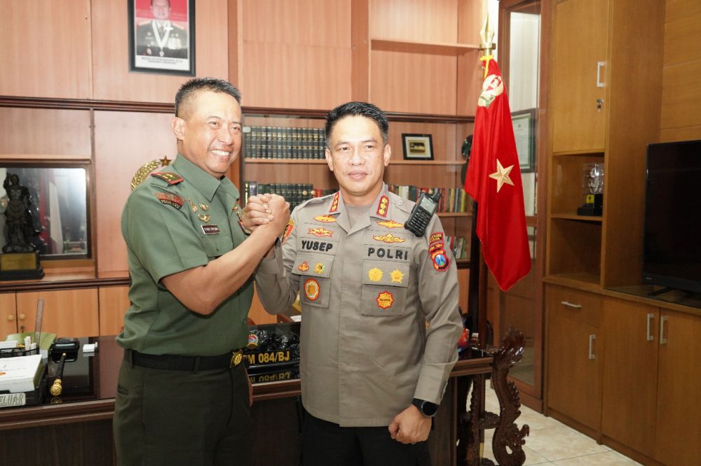 Danrem 084/BJ Brigjen TNI Terry Tresna Purnama saat terima kunjungan Kapolrestabes Surabaya Kombespol A. Yusep Gunawan