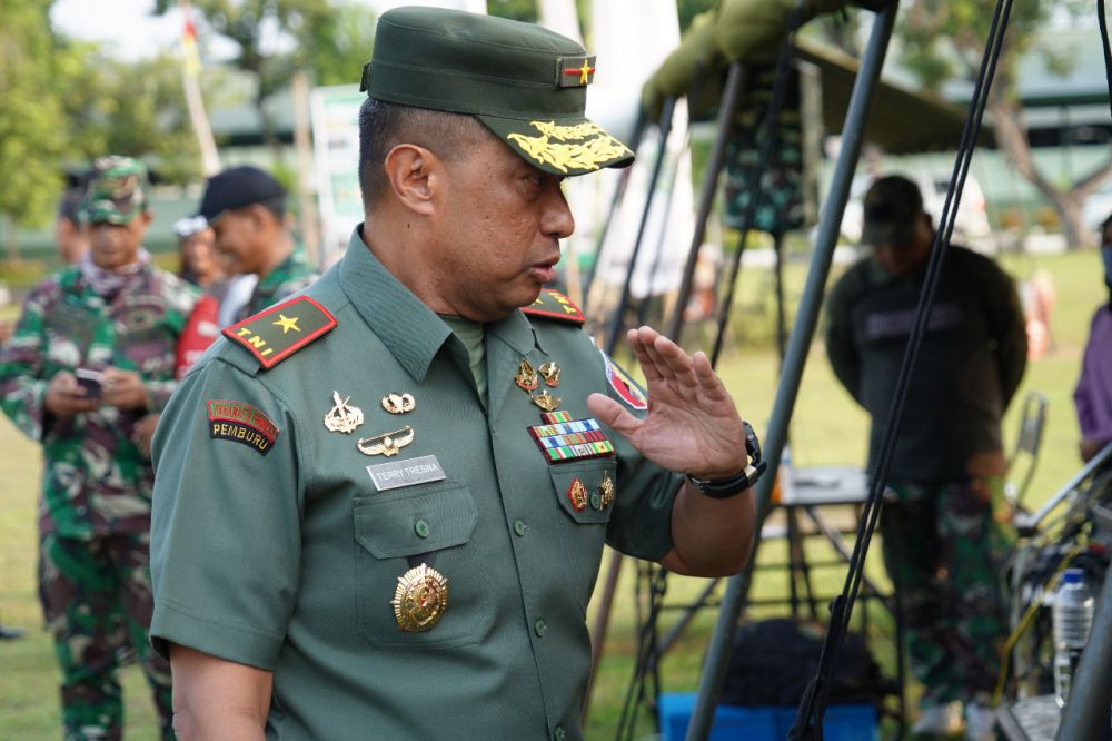 Danrem 084/BJ Brigjen TNI Terry Tresna Purnama saat tinjau liga Santri piala KASAD