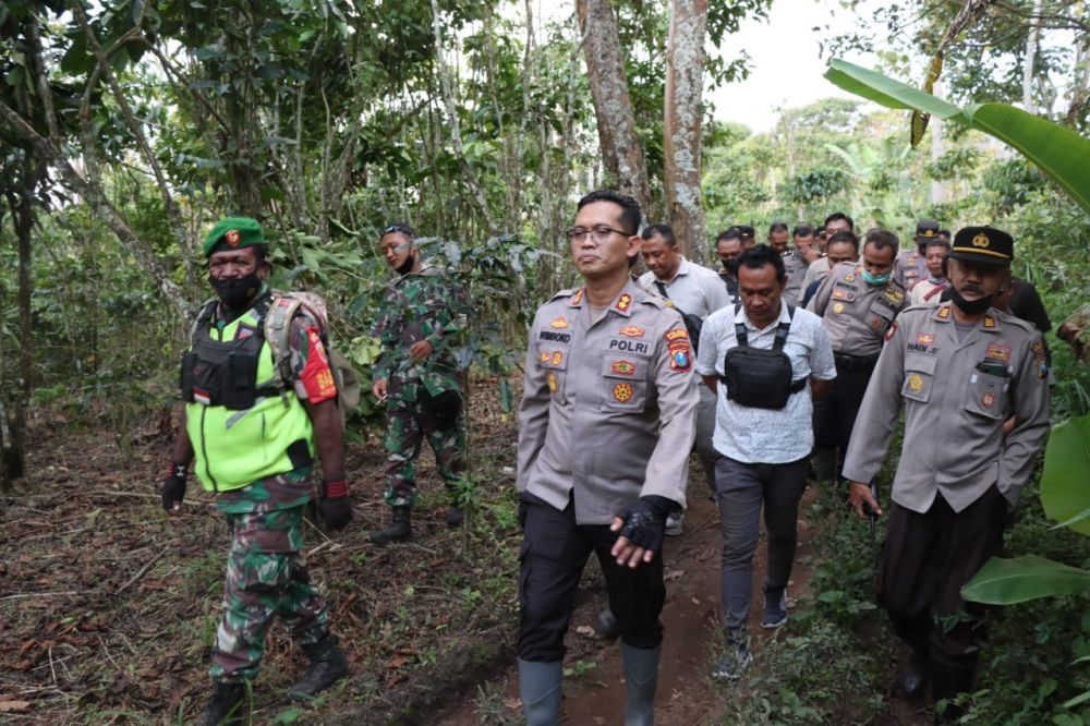 Kapolres Bondowoso AKBP Wimboko terjun langsung pastikan jalur evakuasi dampak erupsi gunung Raung
