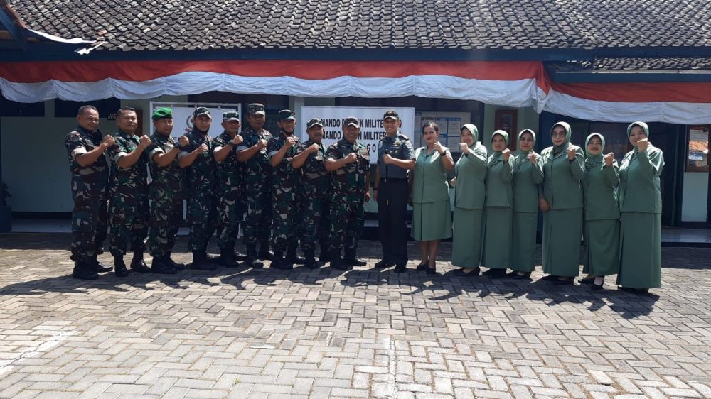Saat foto bersama di sela Kunjungan Dandim 0610 ke Jajaran Kodim 0610 Sumedang.