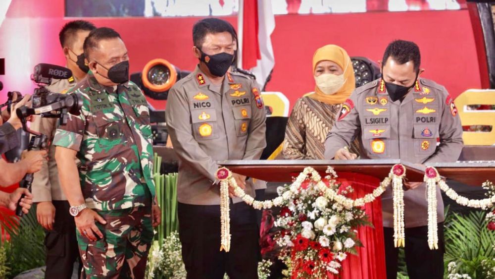 Kapolri Jenderal Listyo Sigit Prabowo bersama Gubernur Jatim saat peresmian gedung baru di Polda Jatim