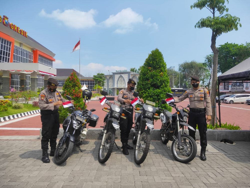 Polres Gresik pasang bendera merah putih di kendaraan dinasnya
