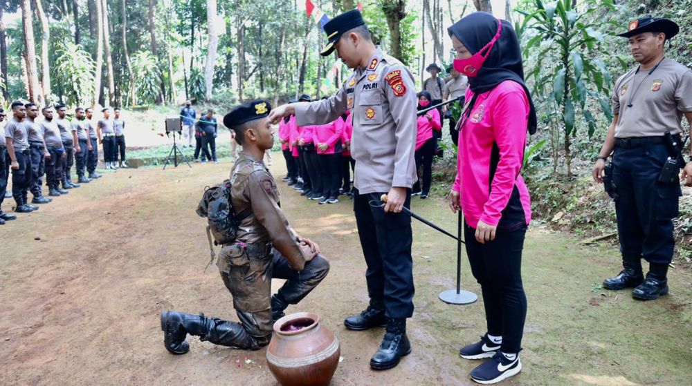 Kapolres Sumedang dalam kegiatan pembinaan tradisi serta pembaretan di Tahura Gunung Palasari.