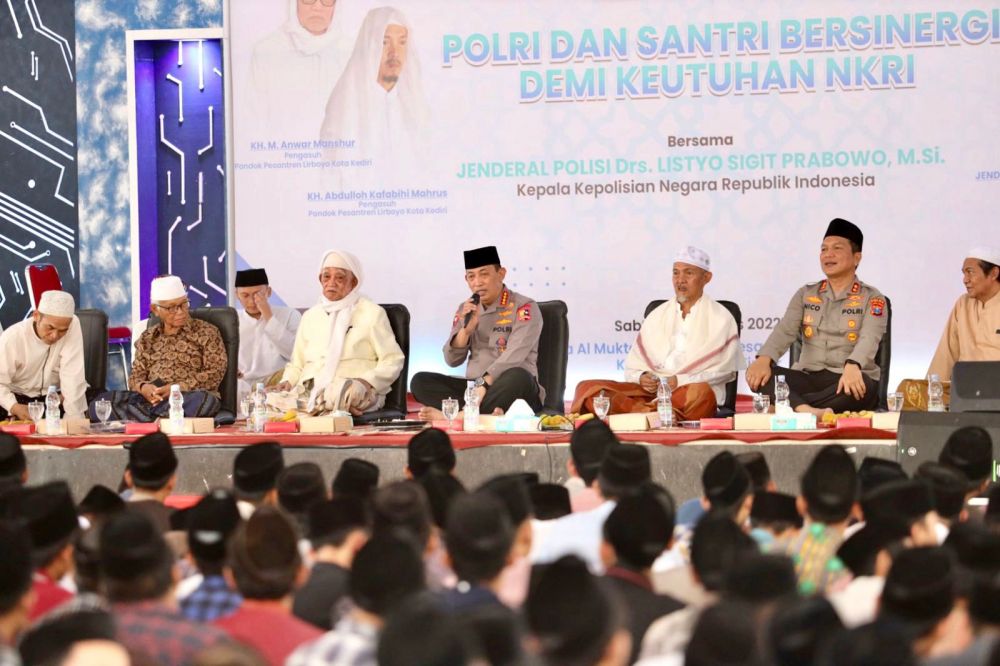 Kapolri Jenderal Listyo Sigit Prabowo didampingi Kapolda Jatim Irjen Pol Dr Nico Afinta saat silaturahmi ke Ponpes Lirboyo Kediri