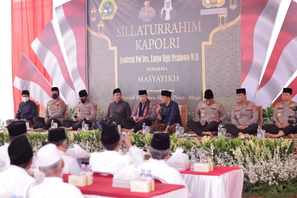 Kapolri Jenderal Listyo Sigit Prabowo didampingi Kapolda Jatim Irjen Pol Dr Nico Afinta saat silaturahmi ke Ponpes Al-Falah Ploso Kabupaten Kediri
