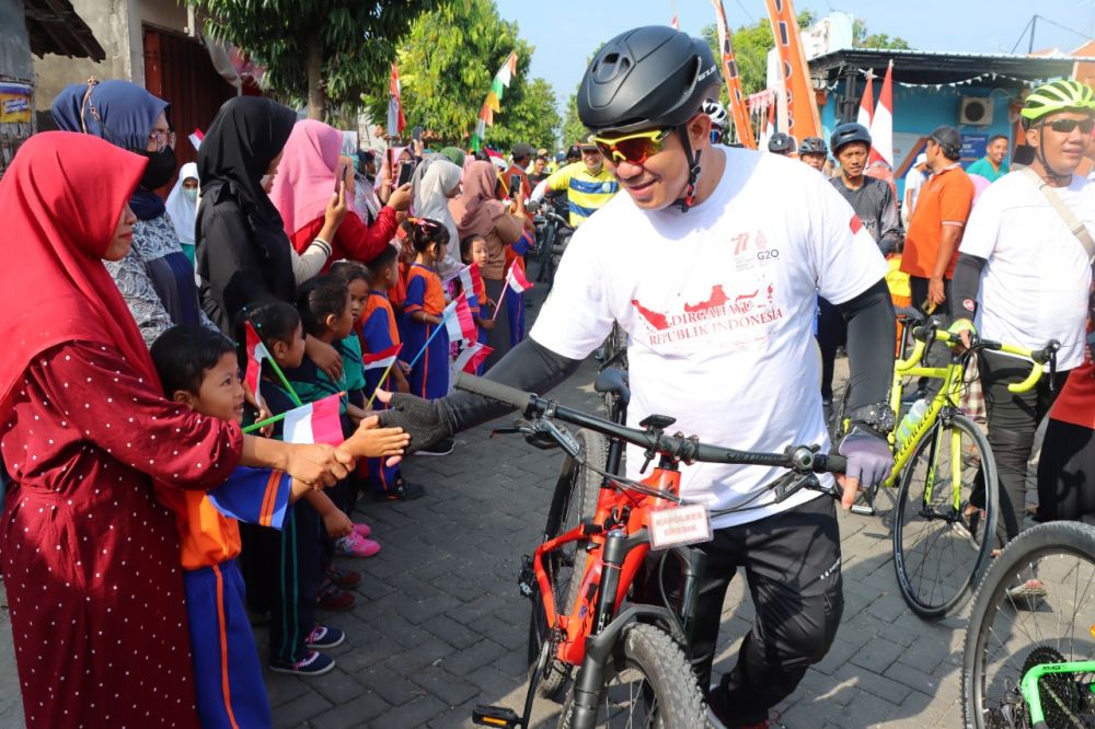 Kapolres Gresik AKBP Mochamad Nur Azis saat bersepeda menyapa warga