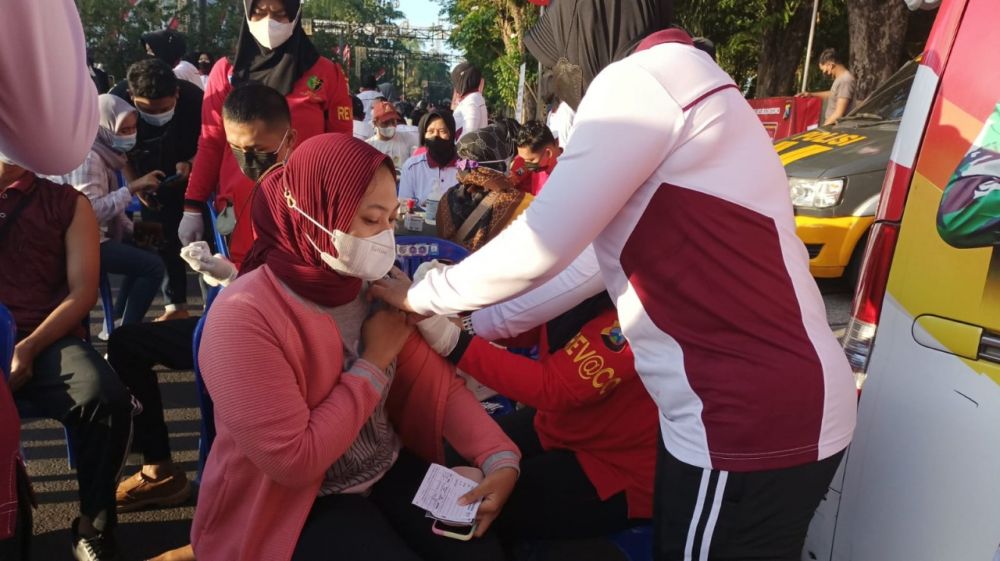 Polres Bojonegoro lakukan Vaksin dan pengobatan gratis di kawasan CFD