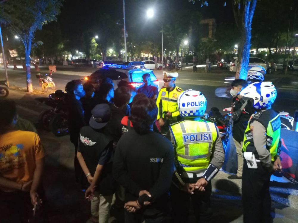 Polres Probolinggo bersama komunitas motor sosialisasi safety riding