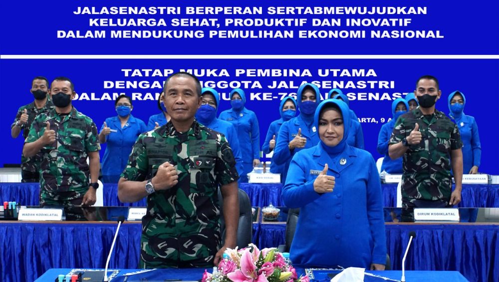 Dankodiklatal Letjen TNI Marinir Suhartono bersama Ketua Gabungan Jalasenastri Ny. Etta Suhartono ikuti vidcon dengan KASAL