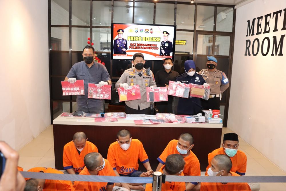 Tersangka diamankan Polres Ponorogo beserta barang buktinya