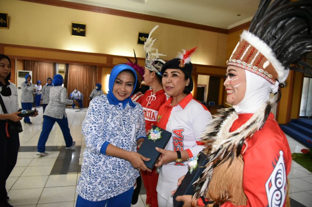 Ketua Gabungan Jalasenastri Ny. Etta Suhartono