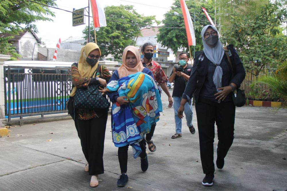 Bayi Perempuan Ditelantarkan Ibu Kandungnya, Satgas PPA Polres Tulungagung Serahkan ke Pihak Keluarga