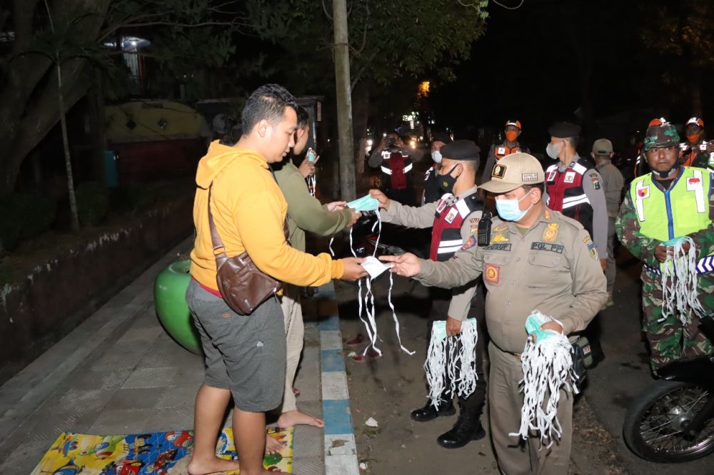 Polres Kediri bagikan masker cegah penyebaran Covid-19