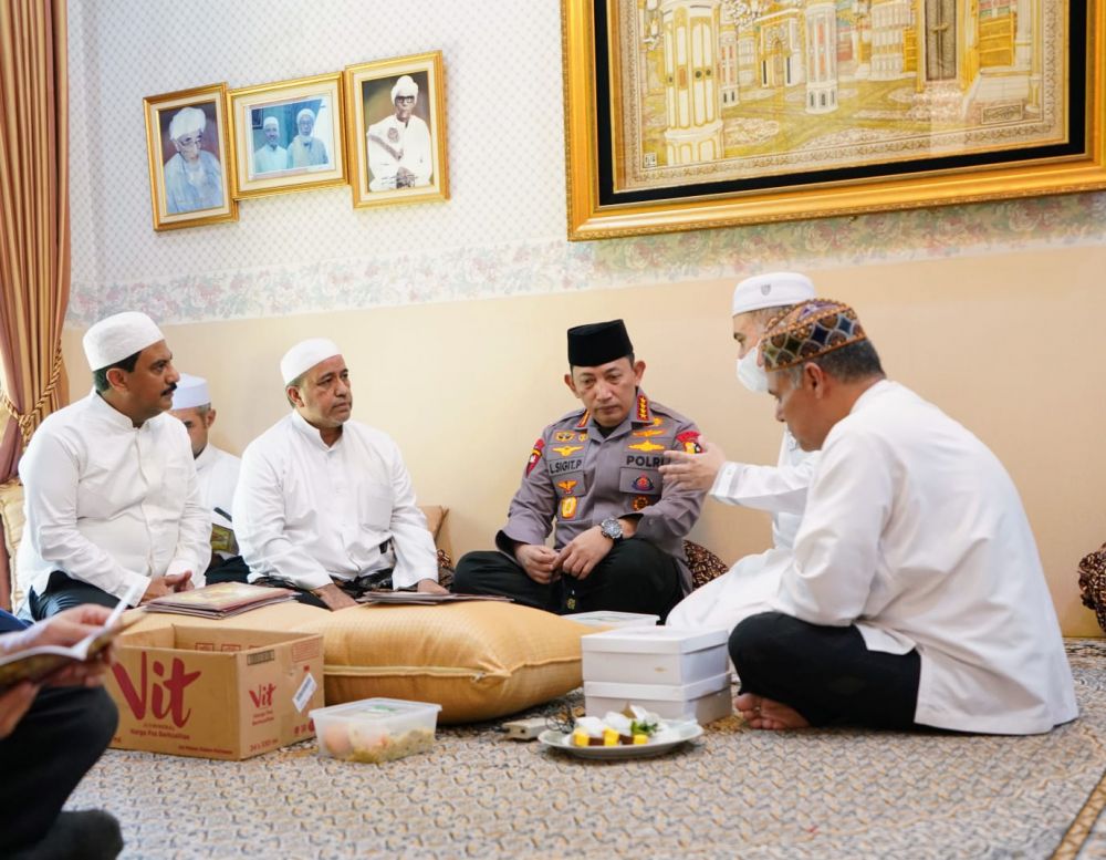 Kapolri Takziah ke Rumah Duka Habib Zen bin Umar, Beliau Saya Anggap Ayah Sendiri