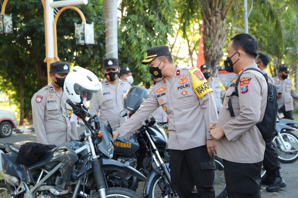 Wakapolres Gresik Kompol Ari Galang Saputro saat cek kendaraan dinas Bhabinkamtibmas