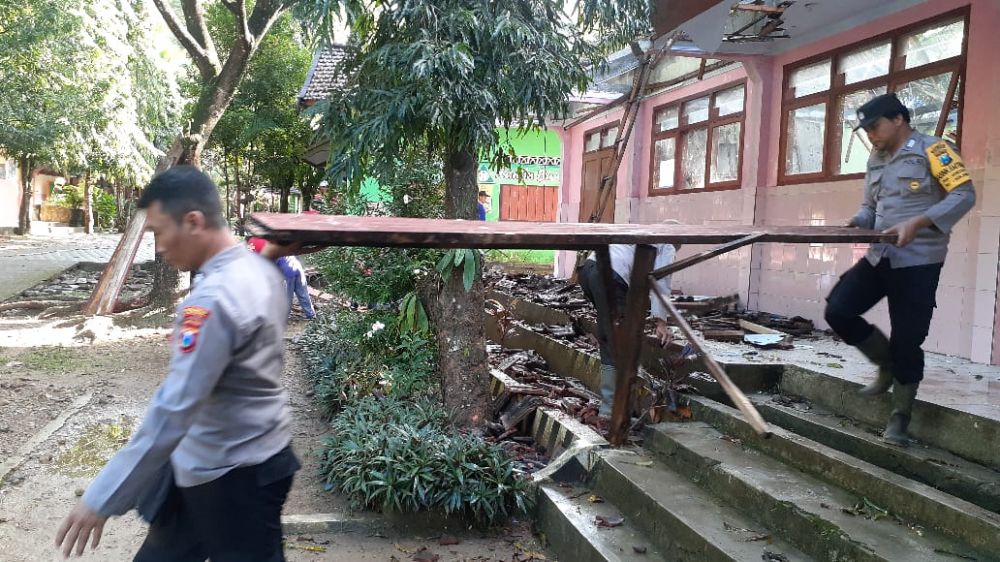 Polres Trenggalek bersama warga Gorong-gorong bersihkan puing-puing sekolah