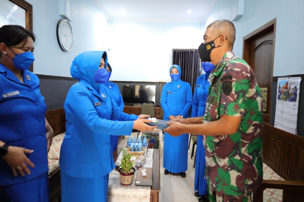 Ketua Gabungan Jalasenastri Ny. Etta Suhartono saat memberikan tali asih