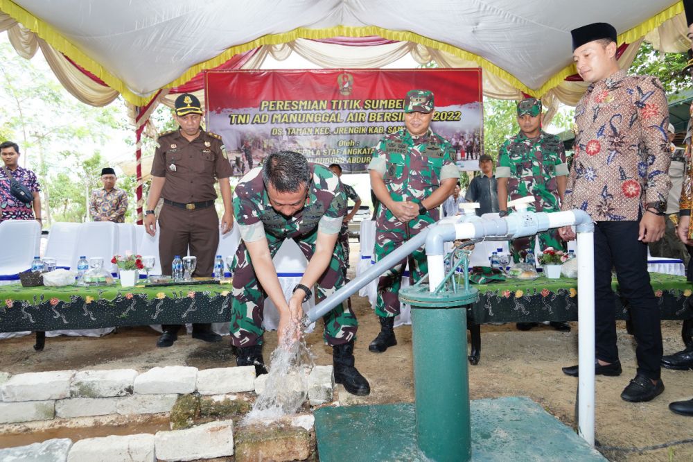 Danrem 084/BJ Tinjau Hasil Pelaksanaan TNI AD Manunggal Air Bersih di Sampang Program KASAD