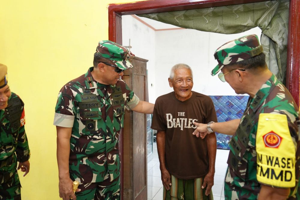 Tim Wasev Mabes TNI AD Mayjen TNI Dedi Solihin saat tinjau lokasi TMMD